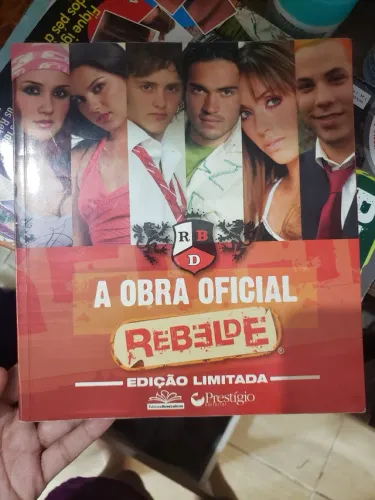 Livro, revistas e CD do RBD.
