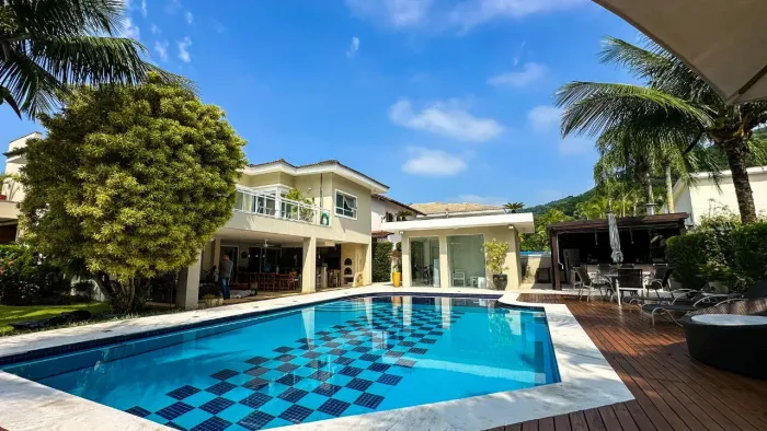 Casa à venda no Guarujá, condomínio Granville na praia da Enseada.