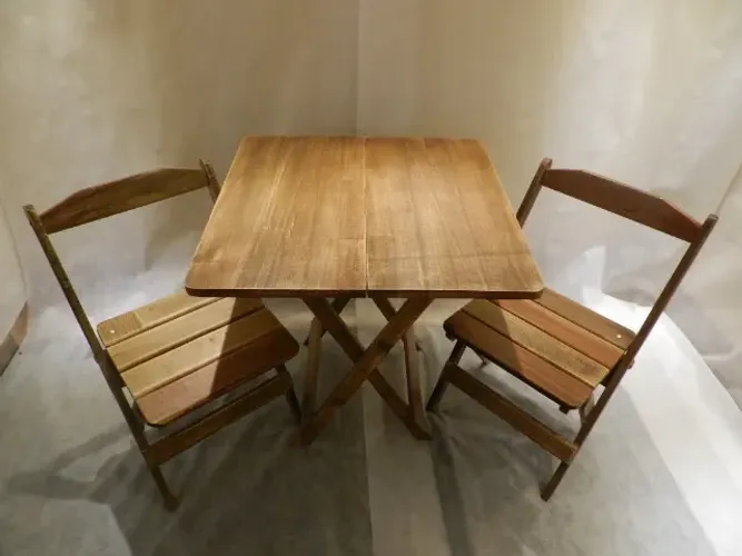 Mesa e Cadeira Dobrável de Bar em Madeira