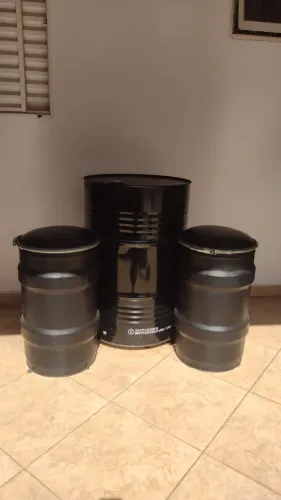 Mesa tambor com banquetas 