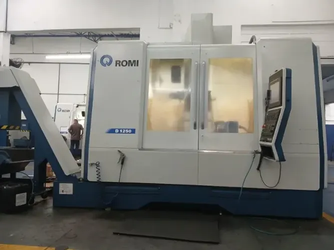 CENTRO DE USINAGEM ROMI D1250 C/ QUARTO EIXO - 1270 X 610 X 640MM - ANO 2023 - IMPECÁVEL  