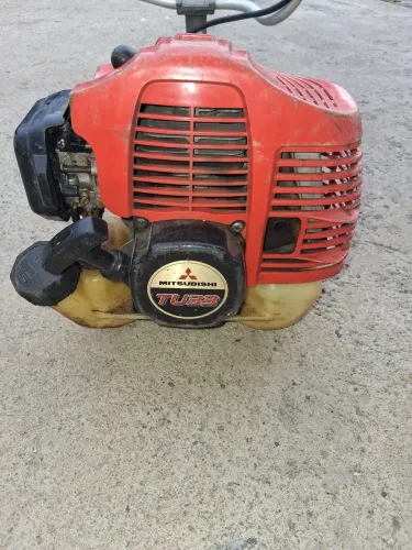 Roçadeira Mitsubishi TU33