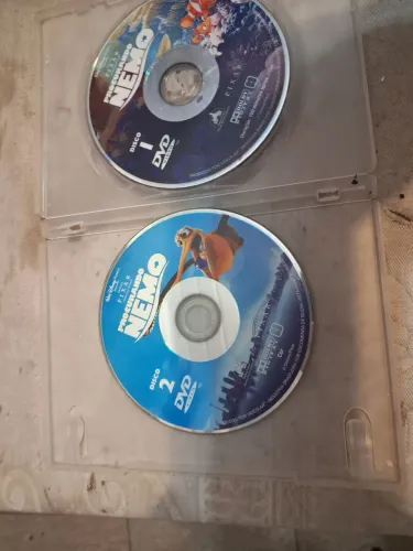 Dvd procurando  Nemo 2 unidades  esta sem a capa original 