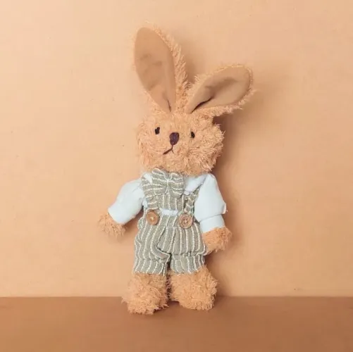 brinquedo - pelúcia coelho marrom de macacão listrado com botão e gravata (usada)
