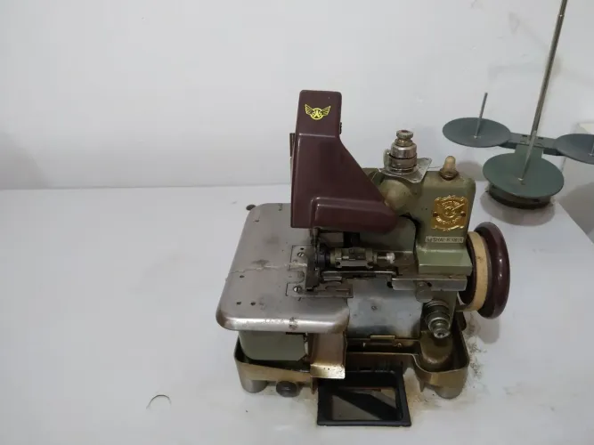 Máquina overloque