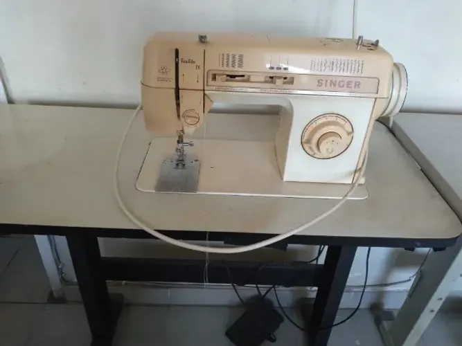 MAQUINA SINGER COM BANCADA E PEDAL