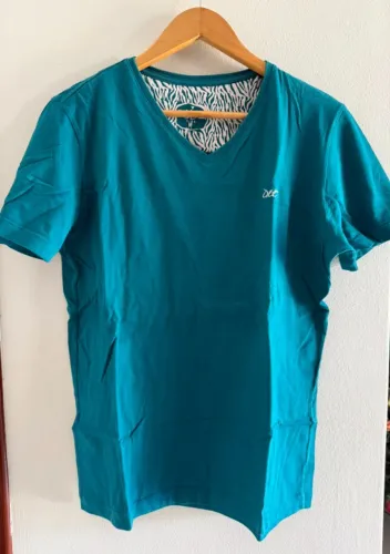 Camiseta básica DLT, Gola V, Tamanho M