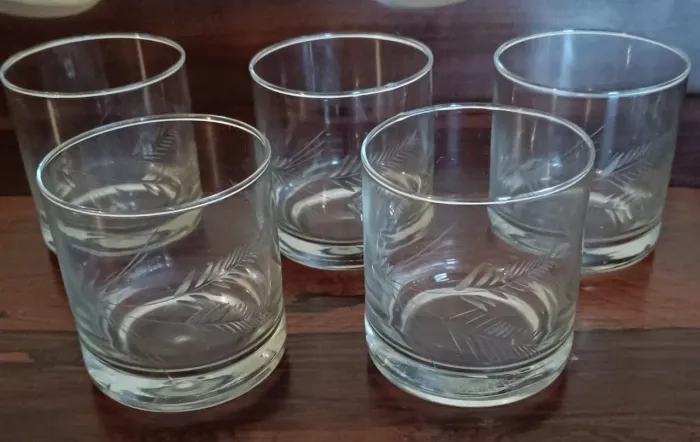 Conjunto de copos de vidro decorados