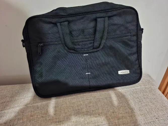 Bolsa executiva preta com alça de mão
