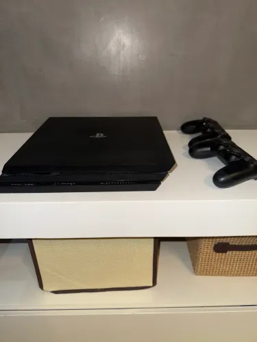 PS4 Pro 1TB - Perfeito Estado - Original + 2 Controles - 1TB
