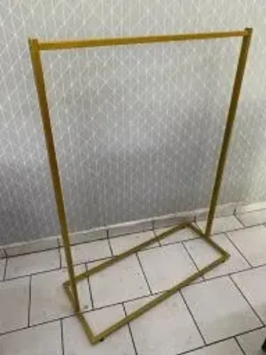 Arara industrial dourada