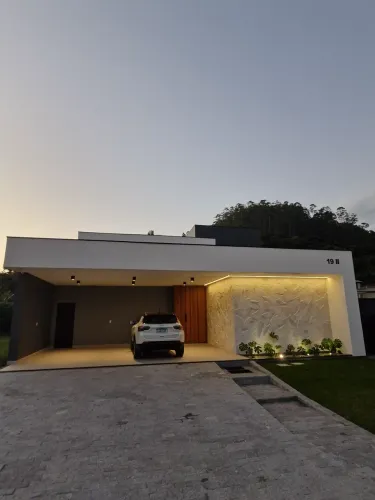 Casa Com Piscina em Condomínio Fechado