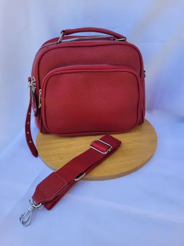 Bolsa média vermelha com detalhes prateados e alça longa ajustável