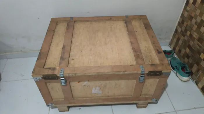 Baú grande de madeira 