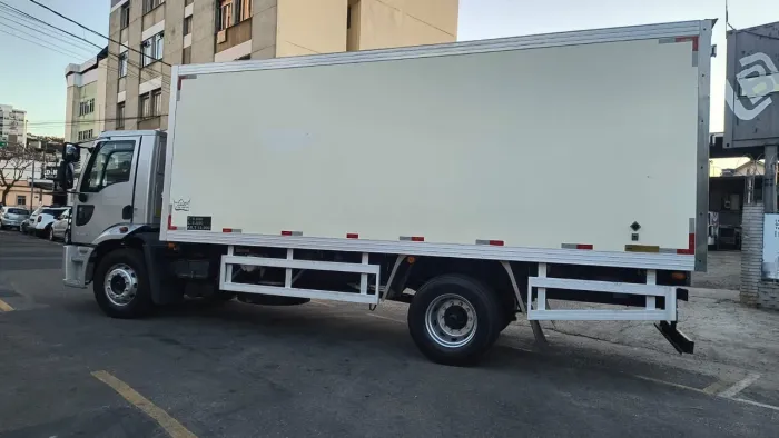 Caminhão refrigerado 2013 Ford Cargo 1519