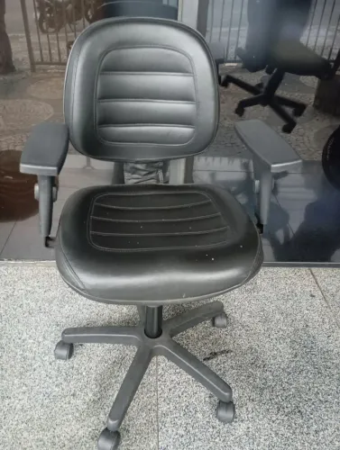 Cadeira de rodinhas giratória com braço e regulagem de altura e de encosto 