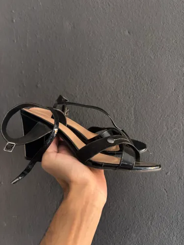 Sandália de salto alto com tiras cruzadas