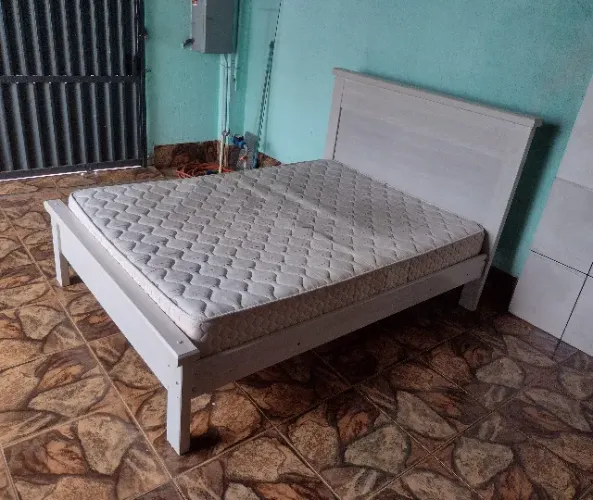 Cama de Casal com Colchão Bem Resistente e Firme