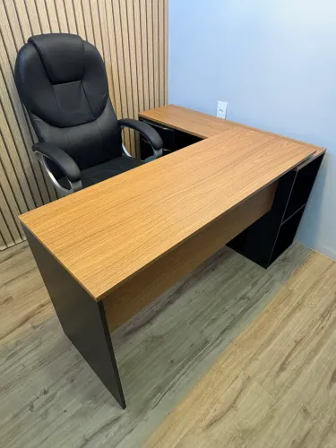 Mesa de escritório em L. Fabricamos sob encomenda
