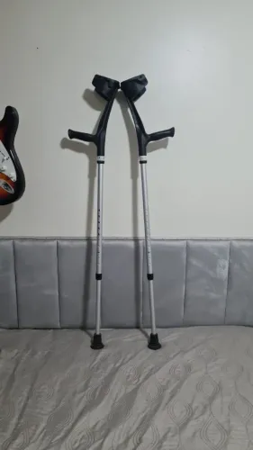 Par de muletas canadenses dobráveis Mercur leve, regulável e em ótimo estado
