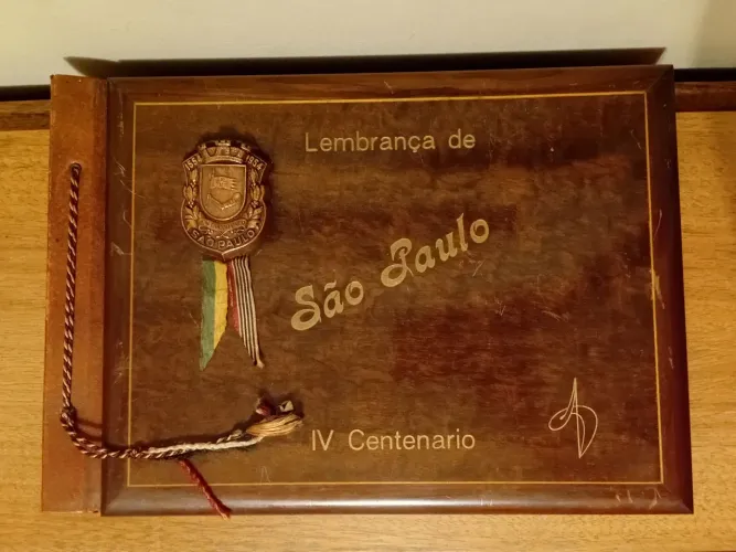 Antigo álbum de fotografias "Lembrança de São Paulo IV Centenário