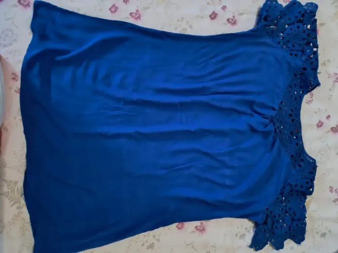 Vestido azul com detalhes em renda