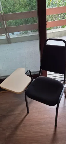 Cadeira universitaria empilhavel com mesa auxiliar