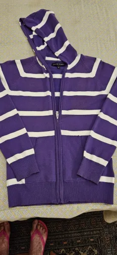 Casaco com capuz, feminino, cor roxa e branco listrado, tamanho P/M, marca casual street.