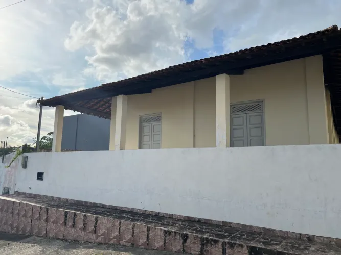 Casa na cidade de Salgado, em frente à Praça