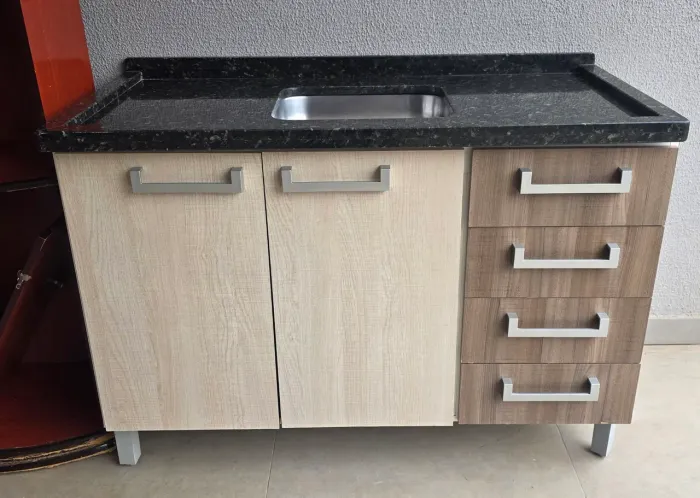 Armário de cozinha com pia de mármore