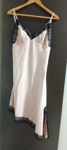 Vestido 42 estilo camisola com detalhes em renda francesa, barra assimétrica