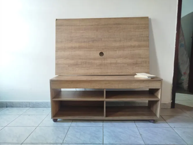 Hack com painel para televisão
