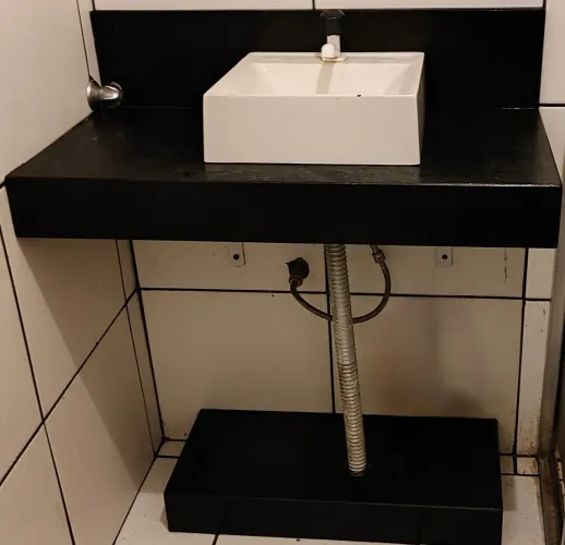 Vendo bancada de banheiro em granito preto e cuba em louça branca + base.