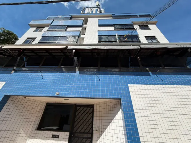 LINDA COBERTURA TOTALMENTE MOBILIADA COM VISTA IMPONENTE PARA A SERRA - 3 QUARTOS, SENDO 1