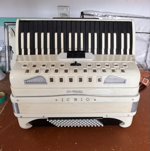 Acordeon Iorio phillarmonic 2 de voz com dupla ressonância 