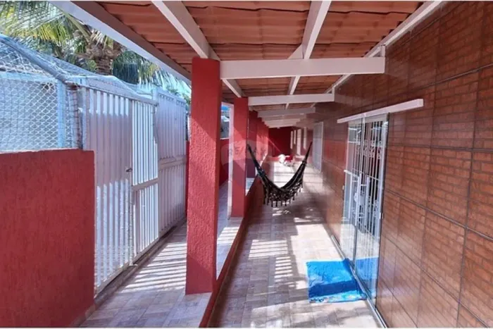 Casa com 3 dormitórios, a 1,5 km da praia