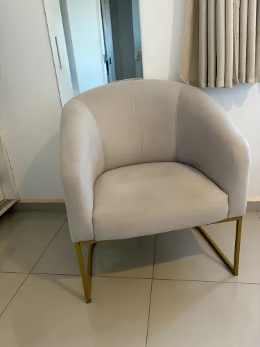 Poltrona em tecido suede e pés de metalon dourado