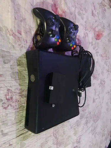 Xbox 360 completo desbloqueado aurora, dois controles, Kinect, perfeito para jogar