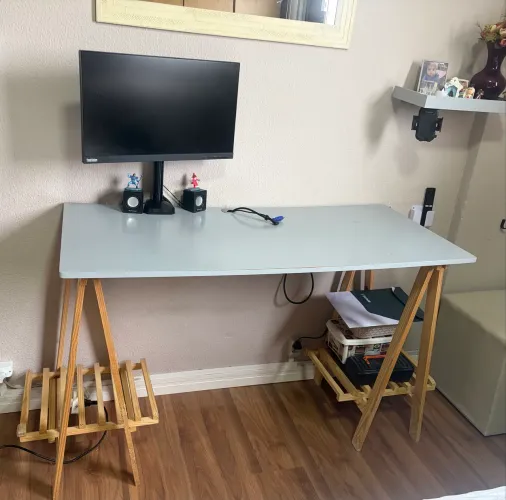 Mesa de computador e estudos