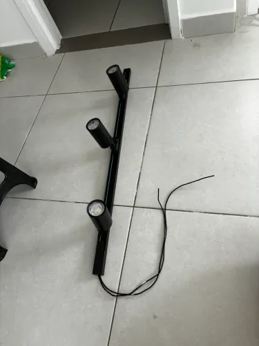 Trilho com 3 spots de luz