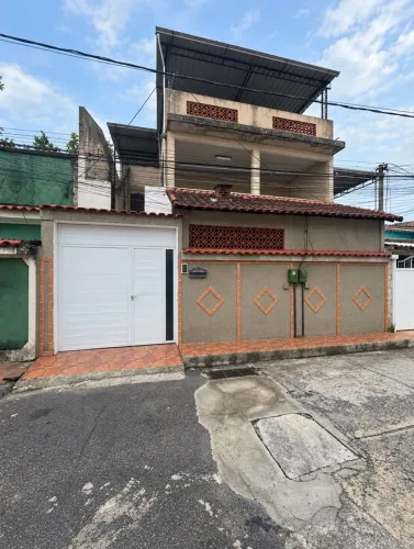 Casa à venda - 3 pavimentos, 4 quartos, 2 suítes e garagem aceito carro com entrada