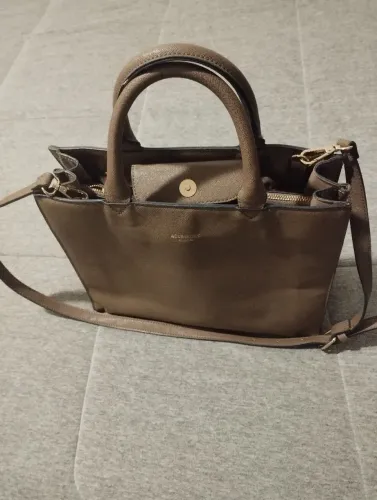 Bolsa marrom de mão e ombro, alça removível