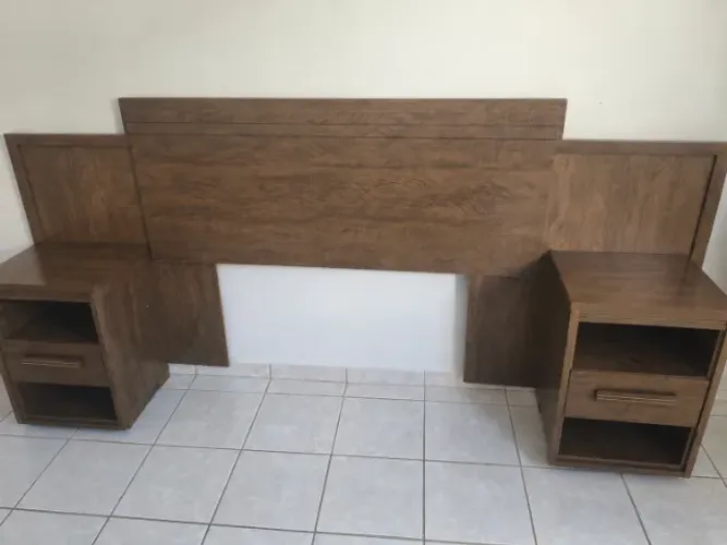 Cabeceira com mesas acopladas