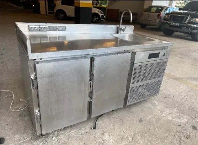Balcão refrigerado com pia 