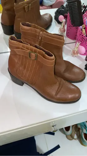 Mocassim, rasteirinha e bota de couro