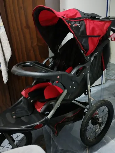 Vendo carrinho de bebê da marca love super grande, valor 350 reais
