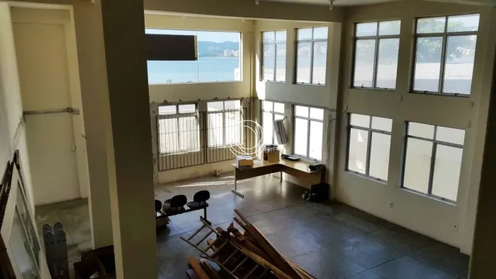 Prédio com 442,68m² no Estreito