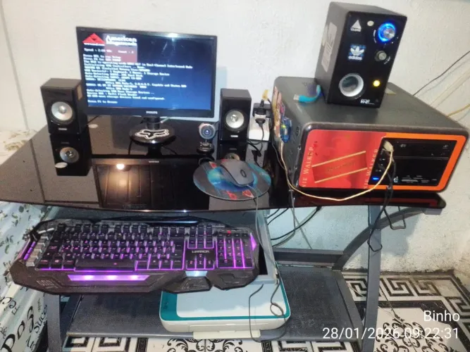 Mesa com computador completo