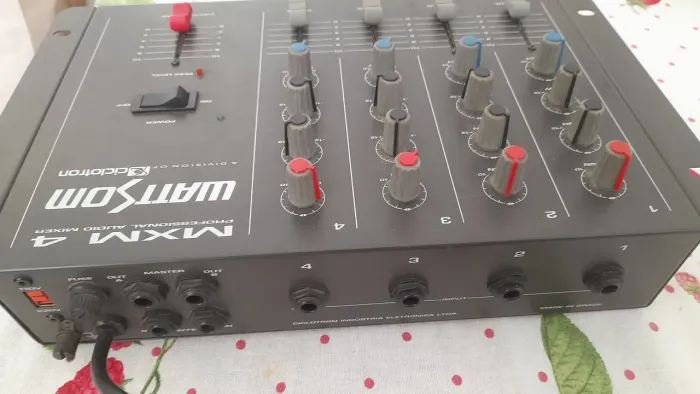 Mesa de som 4 canais