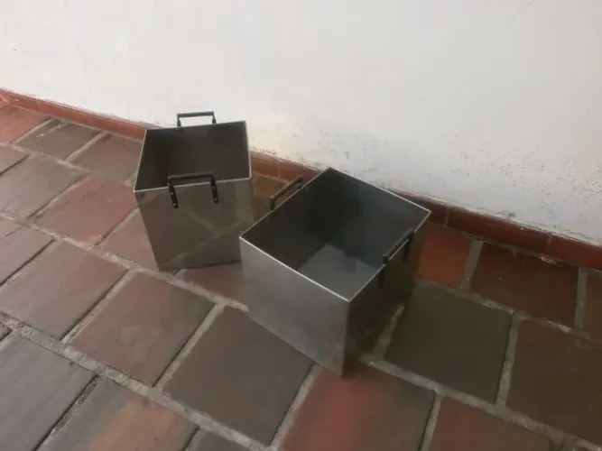 lixeira de inox - com alça - e soldada no fundo - medindo 30x35x30cm
